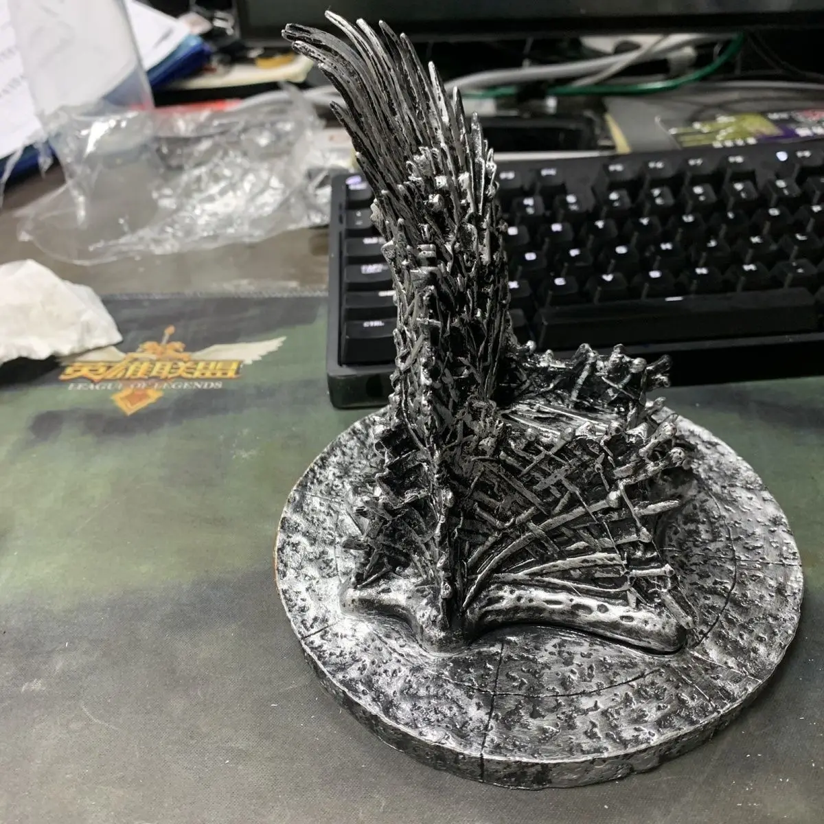 Game of Thrones Iron Throne Retro PVC Figure Statue, Phone Holder Stand, Exquisite Gift Ornament